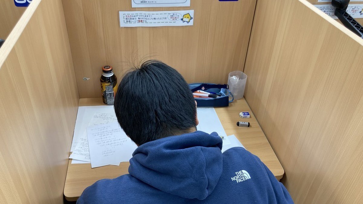 大分駅前校 自習室・自習スペース完備！1人別に仕切られた自習専用ブースや開放的な自習スペースも完備。