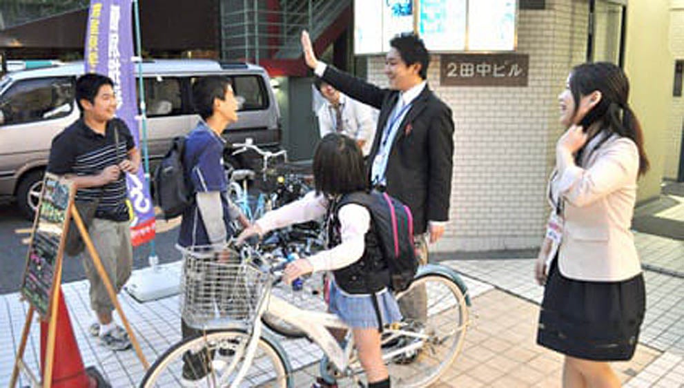 本八幡駅前校 『挨拶・自転車・交通安全』を意識して、立ち番をやってます！