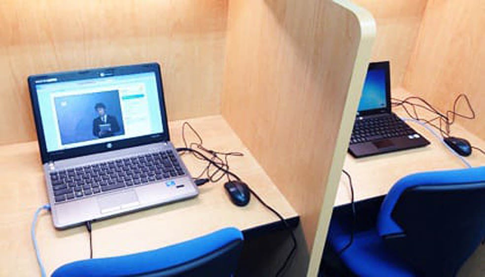 松戸上本郷校 大学受験映像講座ブースでは基礎内容から難関大受験まで自分のペースで学習できます。