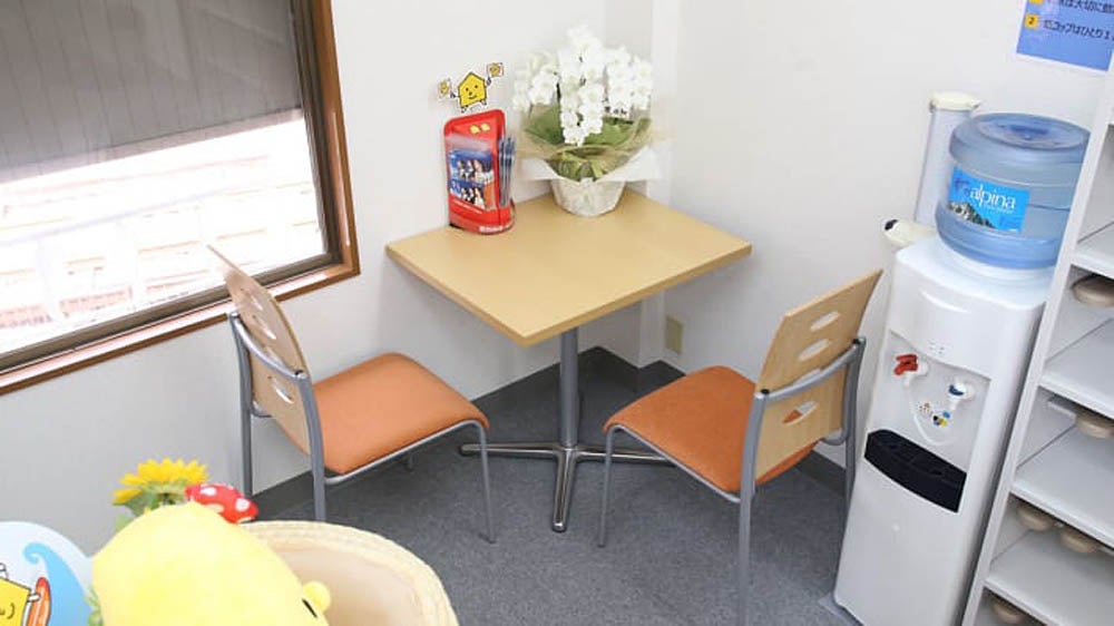 市川真間校 授業や自習の合間に、ほっと一息できるフリースペースをご用意しました。