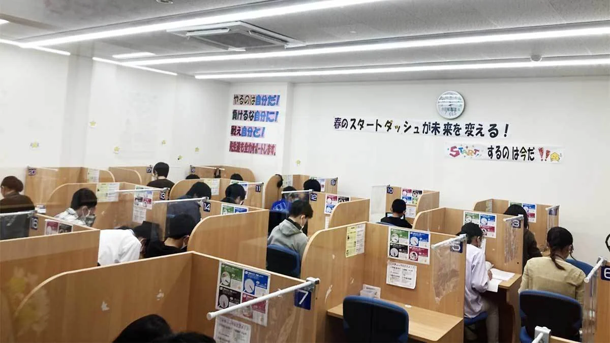 西町校 「解説」⇔「演習」でわかるだけでなく、「自分で解く力」も身につけます。
教室内は広々としていて清掃が行き届いておりとても綺麗にしています。