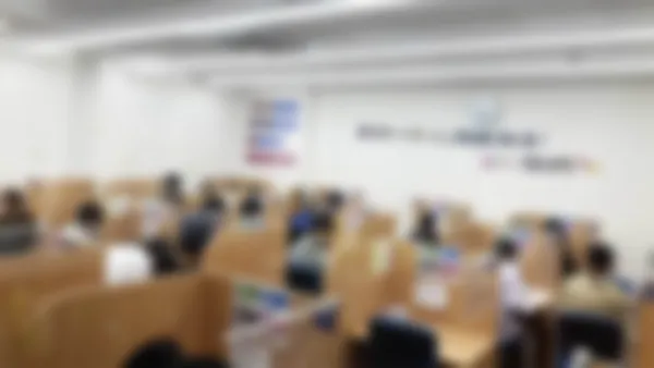 西町校 「解説」⇔「演習」でわかるだけでなく、「自分で解く力」も身につけます。
教室内は広々としていて清掃が行き届いておりとても綺麗にしています。