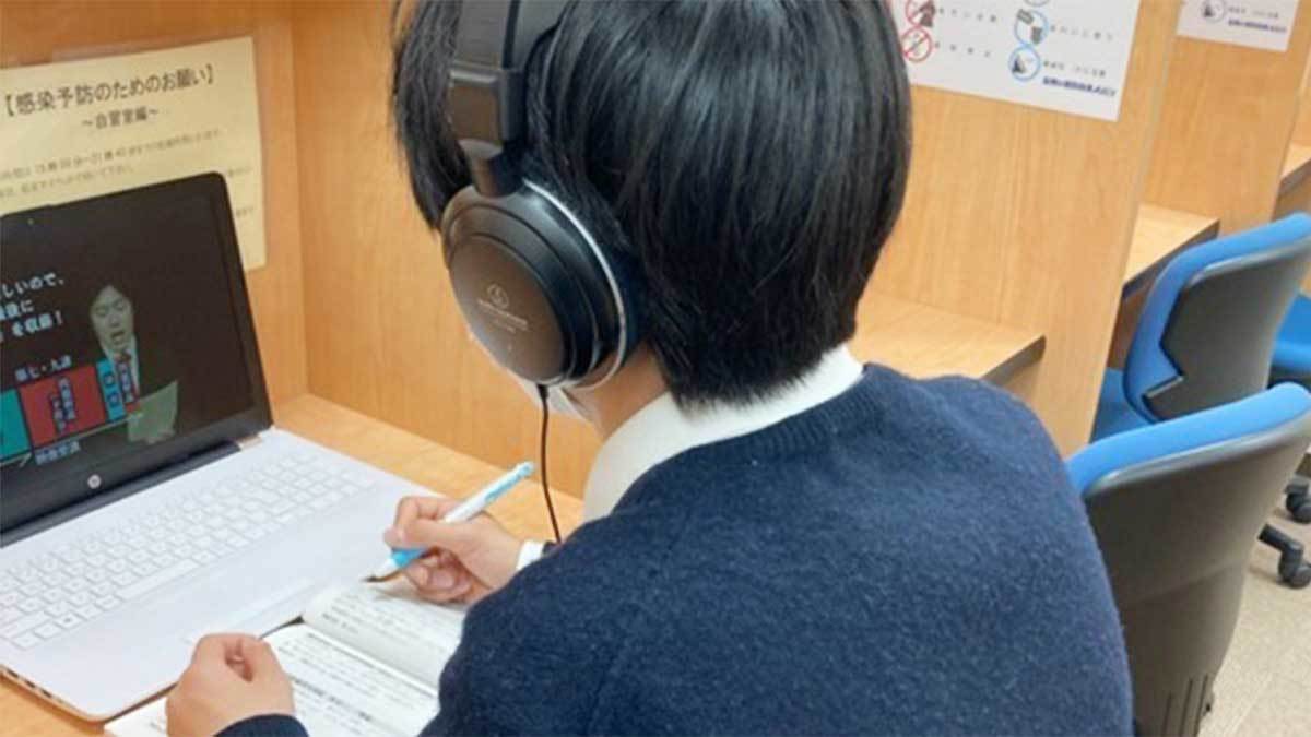 なかもず校 スーパー講師大学受験映像講座ブースでは基礎内容から難関大受験まで自分のペースで学習できます。