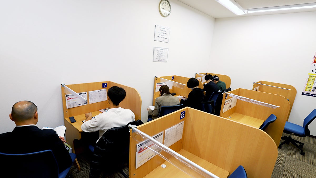 梅田校【難関受験専門館】 「先生1人に生徒1人」の完全1対1指導です