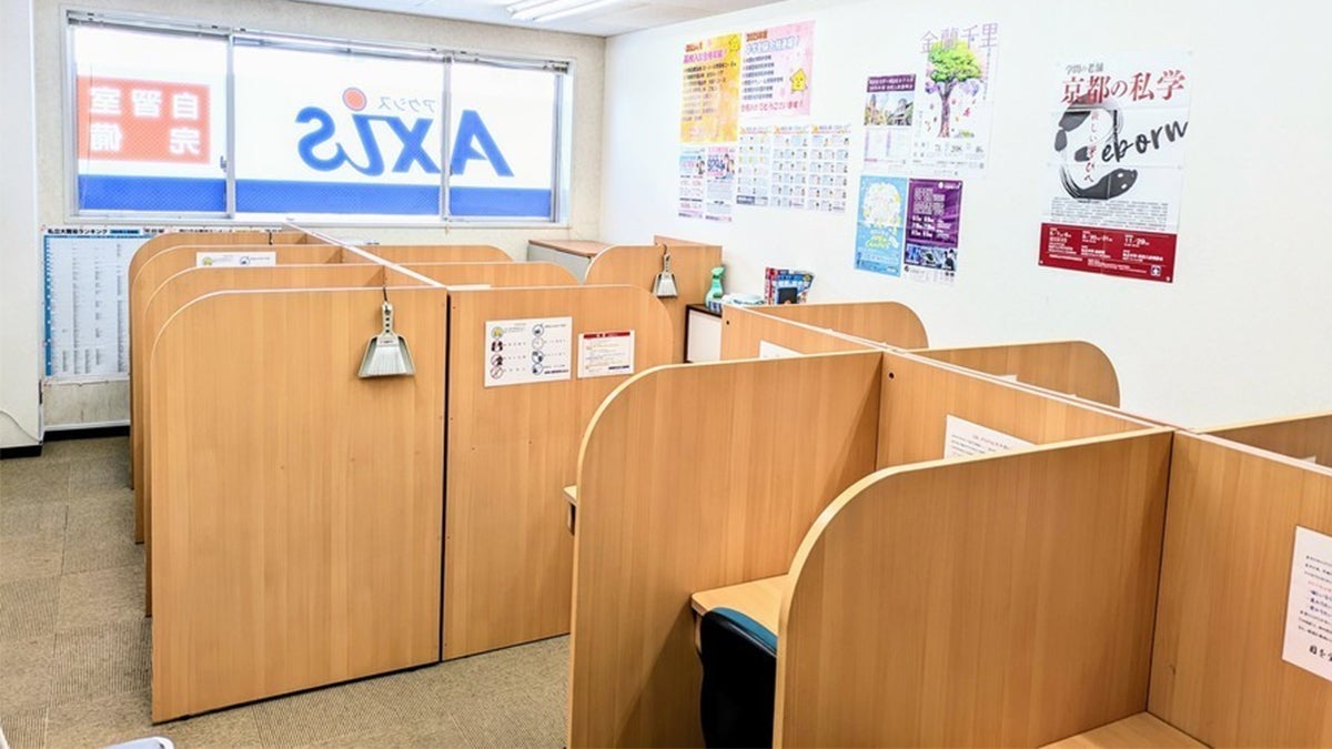 枚方校 落ち着いて勉強できる自習室！ブースの目の前にはやる気を奮起させる文言がずら～り♪