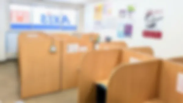 枚方校 落ち着いて勉強できる自習室!ブースの目の前にはやる気を奮起させる文言がずら~り♪