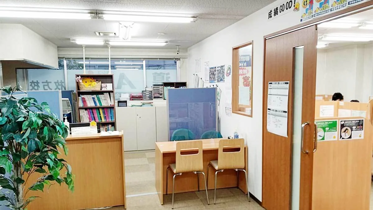 枚方校 入り口と受付付近の写真です