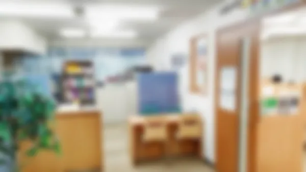 枚方校 入り口と受付付近の写真です