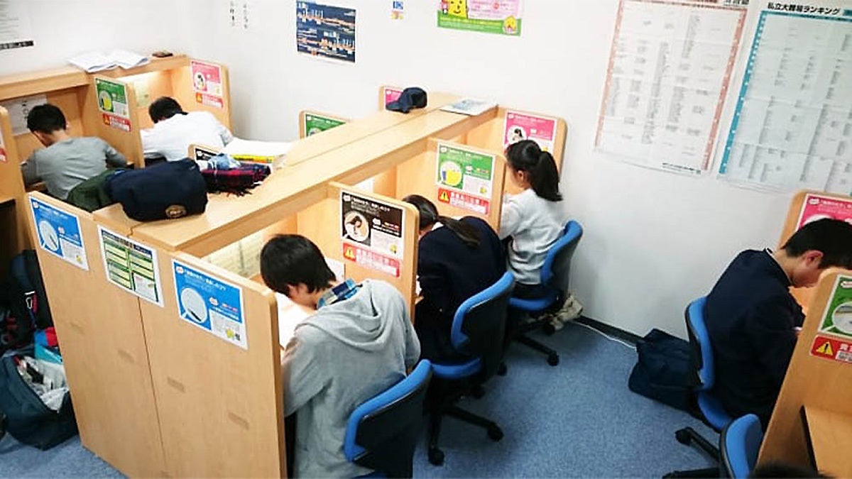 和泉府中校 自習室も完備。