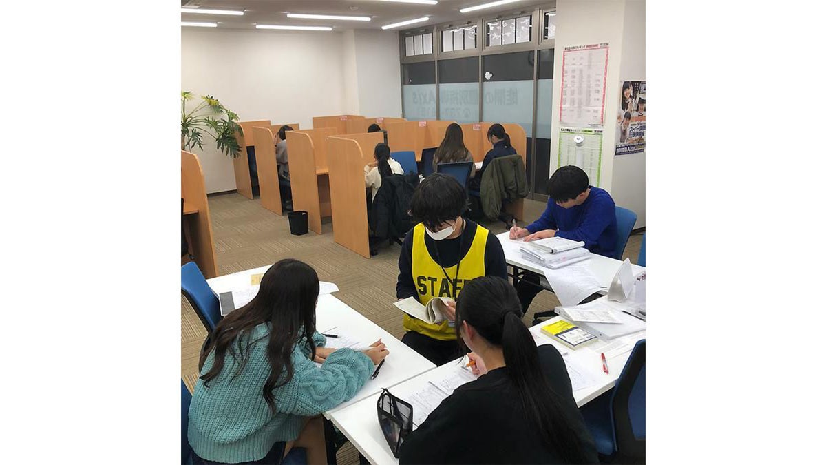 河内長野校 自習室はもちろんいつでも利用可能！私達は質問できる指導者を配置して生徒の自習を応援します。