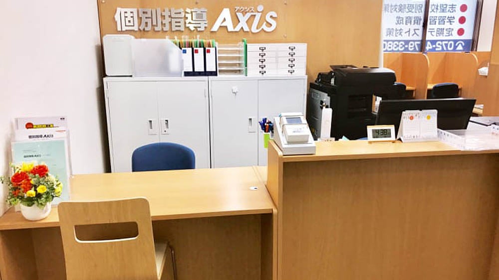 日根野駅前校 扉を開けてすぐのところに受付があります