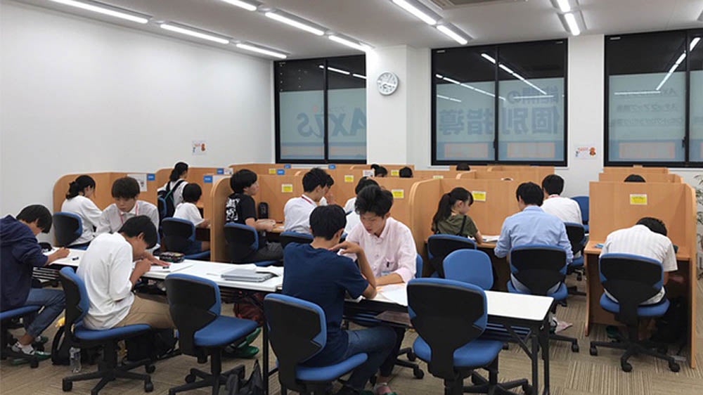 彩都校 １（指導者）対２（生徒）の個別式の授業接点を起点に、授業内での学習指導以外に塾生の月間学習時間最大化に向けたマネジメント指導も同時に行います。