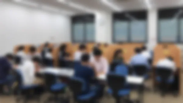 彩都校 1(指導者)対2(生徒)の個別式の授業接点を起点に、授業内での学習指導以外に塾生の月間学習時間最大化に向けたマネジメント指導も同時に行います。