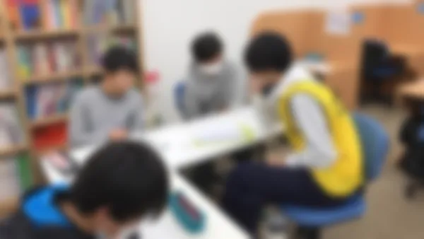 彩都校 自習フロアには【なんでも質問出来るスタッフ(通称:ゼッケン先生)】を駐在させています。