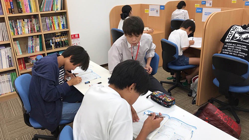 彩都校 自習ブースはいつでも利用可！（火～土　14:00～22:00）日曜日も開校日を設定していますので、いつでも気軽に教室で自習してください。