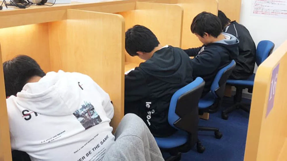 摂津市駅前校 自習室での受験生