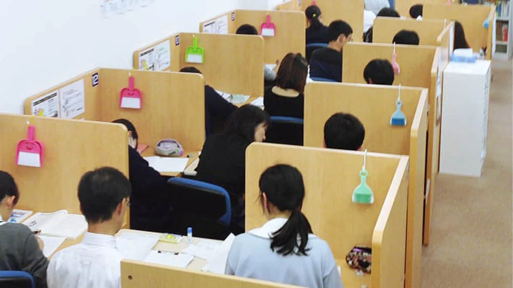 藤井寺校 「解説」⇋「演習」を繰り返すことでわかるだけでなくみるみる実力が伸びます。