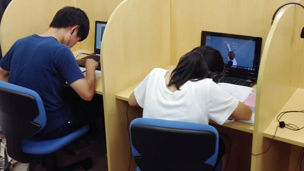 藤井寺校 映像講座ブースでは大学受験映像講座、高校受験映像講座を自分のペースで学習ができます!