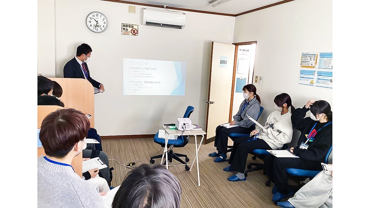 島本校 定期的な指導者研修・面談を実施しています。