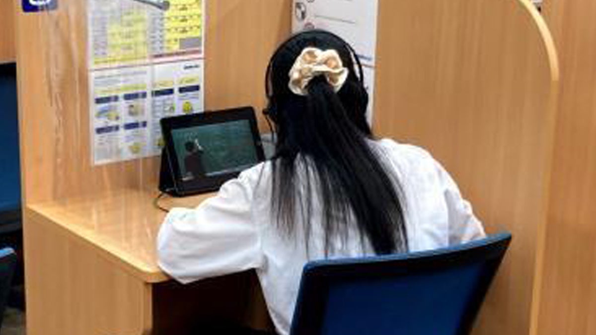 河内松原校 スーパー講師大学受験映像講座ブースでは基礎内容から難関大受験まで自分のペースで学習できます。