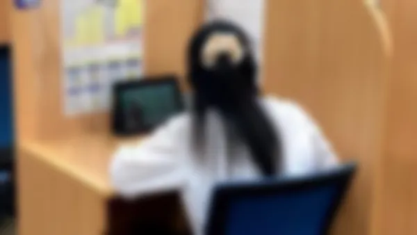 河内松原校 スーパー講師大学受験映像講座ブースでは基礎内容から難関大受験まで自分のペースで学習できます。