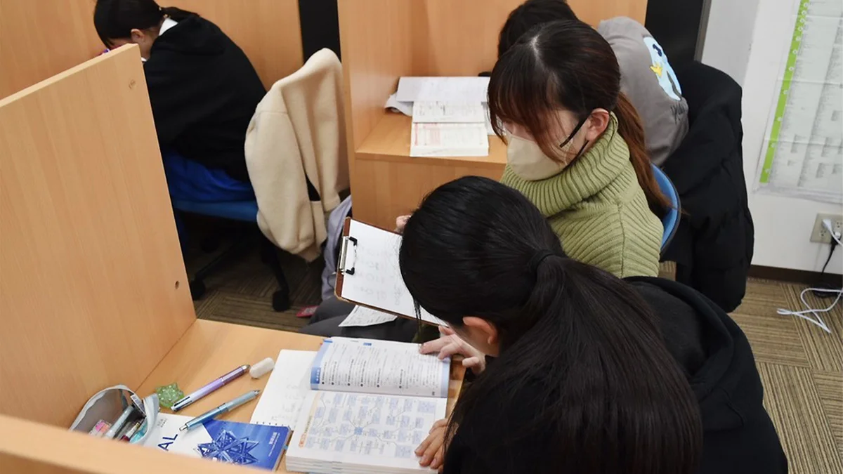 石橋駅前校 1（指導者）対2（生徒）の個別式の授業接点を起点に、授業内での学習指導以外に塾生の月間学習時間最大化に向けたマネジメント指導も同時に行います。