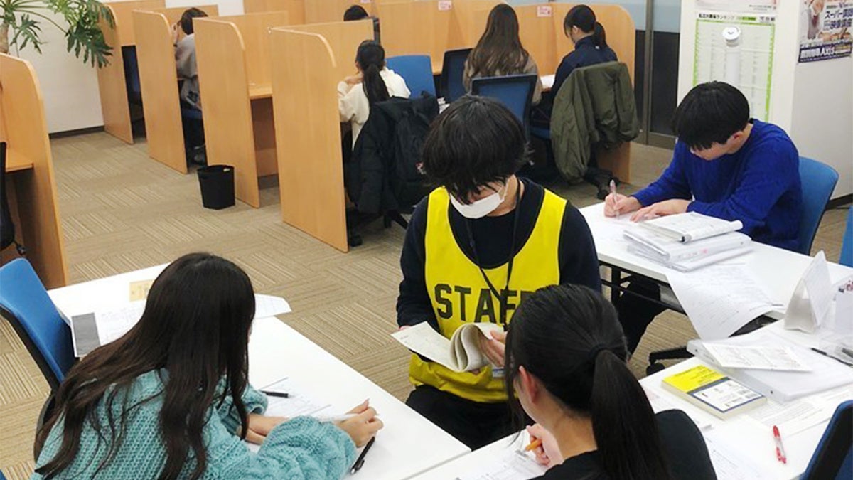 石橋駅前校 自習フロアには【なんでも質問出来るスタッフ（通称：ゼッケン先生）】を駐在させています。受験生は、受験科目で不安な科目があれば一緒に自習を取り組みましょう！