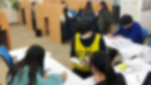 石橋駅前校 自習フロアには【なんでも質問出来るスタッフ(通称:ゼッケン先生)】を駐在させています。受験生は、受験科目で不安な科目があれば一緒に自習を取り組みましょう!