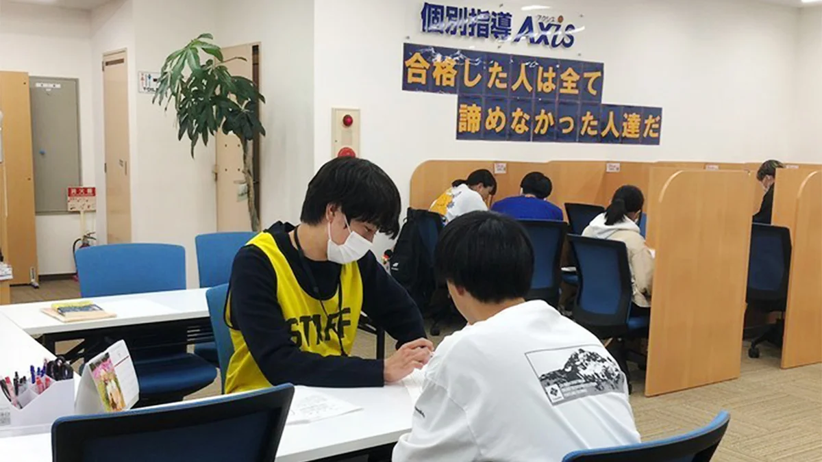 石橋駅前校 自習室はいつでも利用可！（火～土　15:00～22:00）日曜日も休まず毎週開校日をしています（13:00～19:00）。いつでも気軽に教室で自習してください。