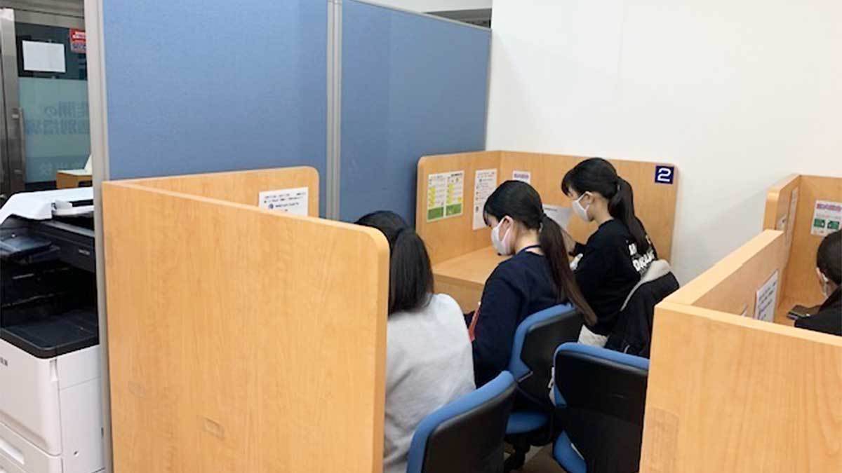 放出校 アクシスの個別指導は先生1人で生徒2人までの指導です。