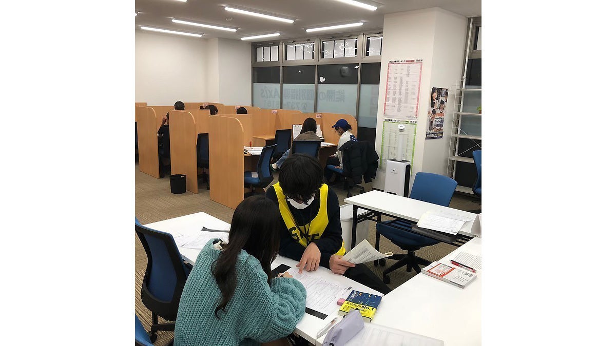 蒲生校 授業外の自習室での演習・補習では自習室専門の指導者が、生徒の計画の遂行・管理を行い質問にも対応していきます。授業ではやりきれなかったことを残しません！