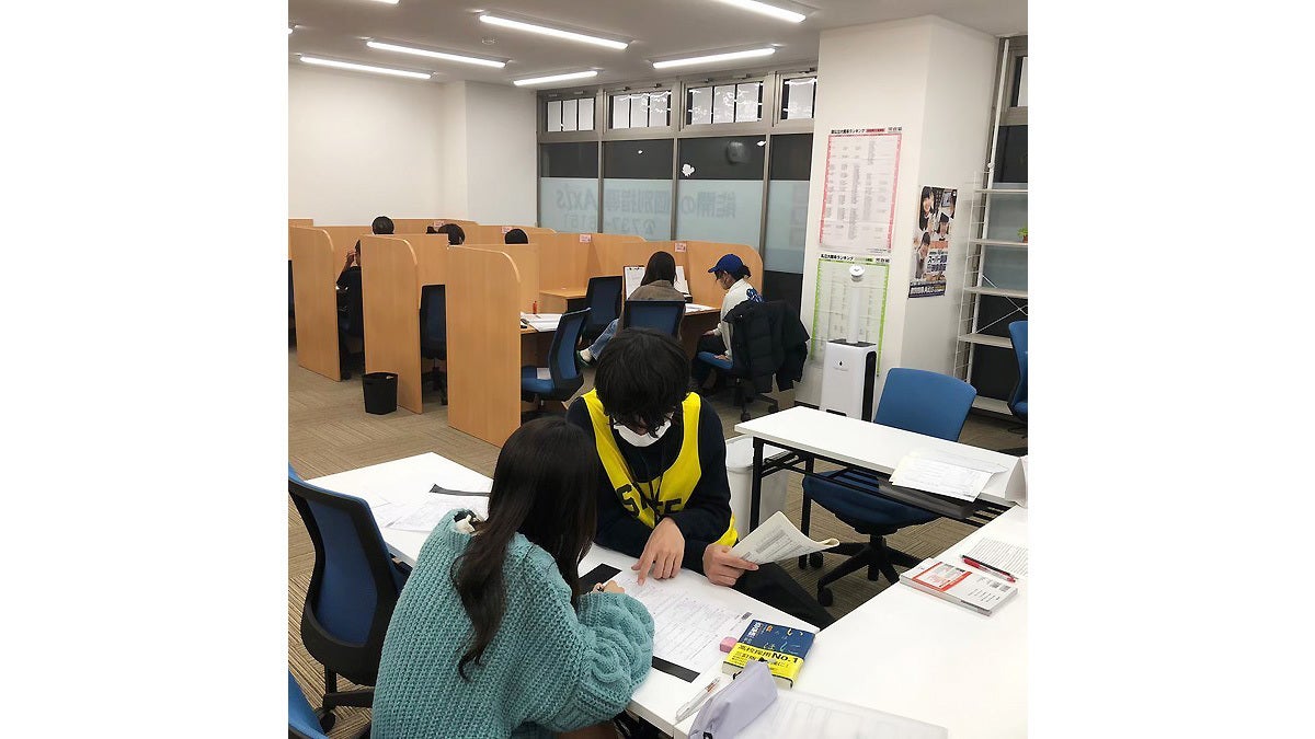 花博通り校 授業外の自習室での演習・補習では自習室専門の指導者が、生徒の計画の遂行・管理を行い質問にも対応していきます。授業ではやりきれなかったことを残しません！