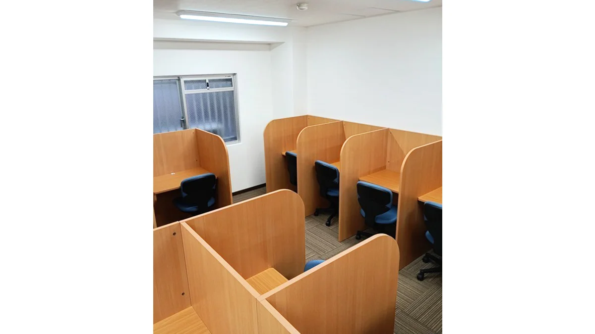 総持寺校 ブース型自習室でゆったり快適に勉強できます。