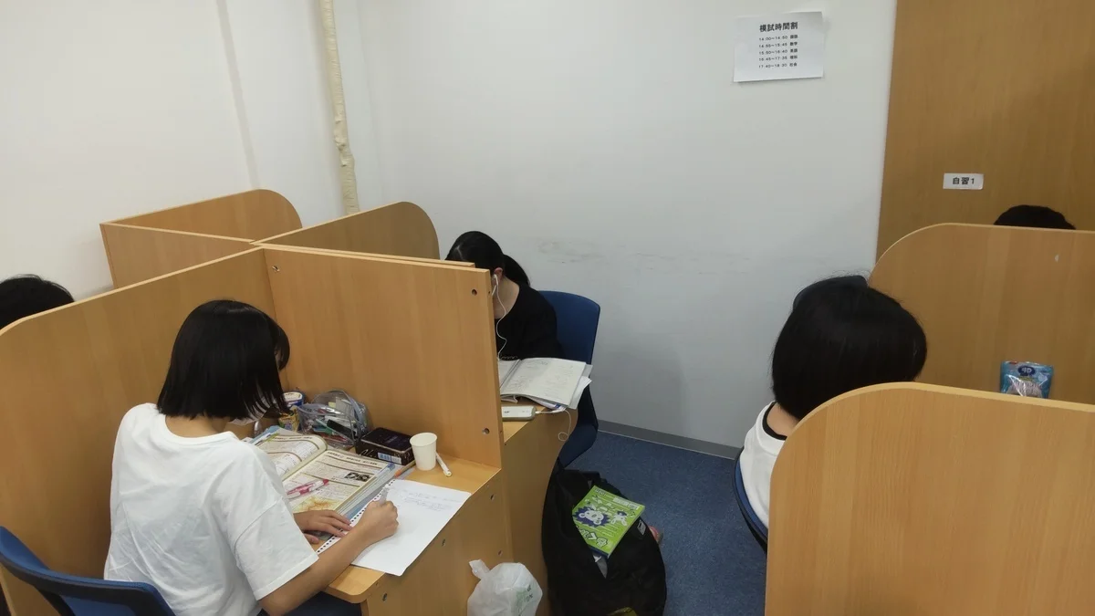 東長崎校 真剣に、かつ集中して自習できます