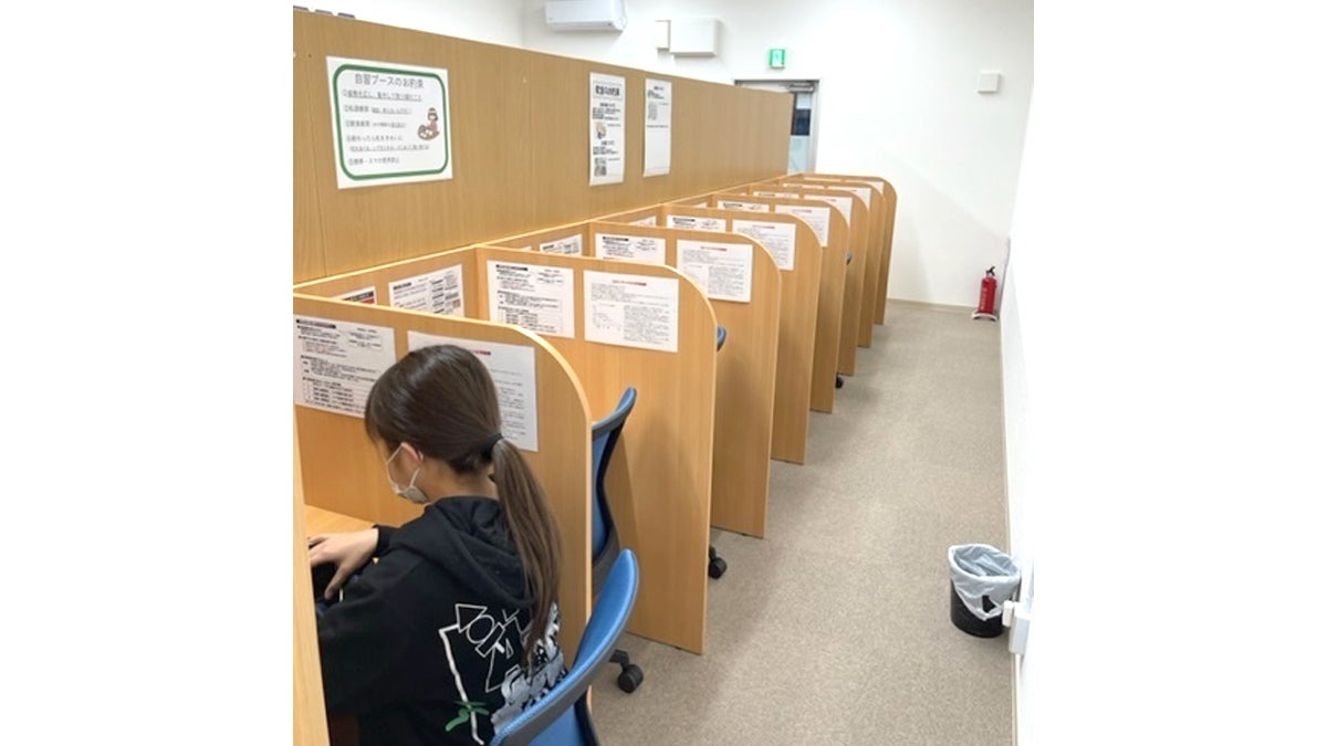 長与駅前校 集中して学習に取り組める自習ブース