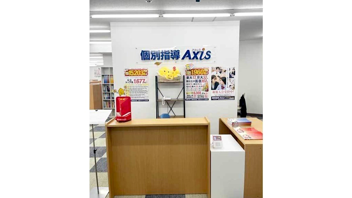 本諫早駅前校 扉を開けると目の前に大きなカウンター「こんにちは」の挨拶が飛び交います