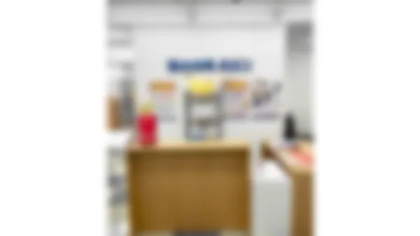 本諫早駅前校 扉を開けると目の前に大きなカウンター「こんにちは」の挨拶が飛び交います