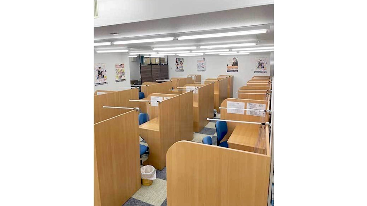 本諫早駅前校 広々とした２４席ある授業ブース。
授業が始まると教室は活気に溢れます