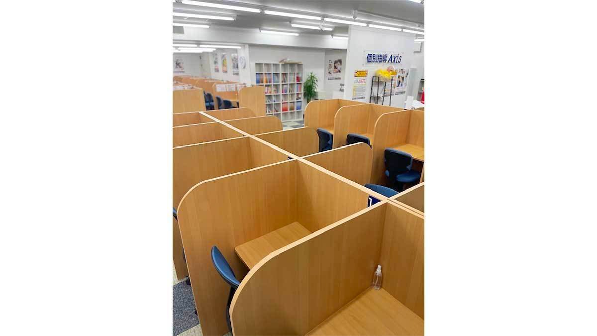 本諫早駅前校 広々とした自習室。
１５席もあり、いつでも自習室で勉強ができます。