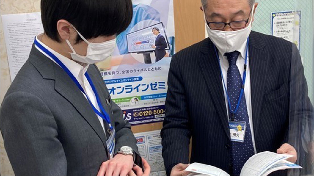 梅ヶ丘校 授業前の打ち合わせを欠かしません。