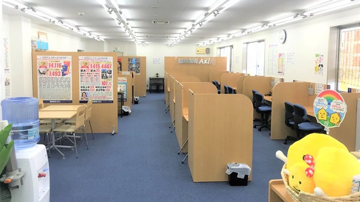 西調布校 調布の個別指導塾・学習塾のAxis西調布校の教室の広さは約33坪！調布エリアの個別指導塾・学習塾と比較しても、とても広くてきれいな教室が自慢です！快適に明るい環境で勉強することが可能です！