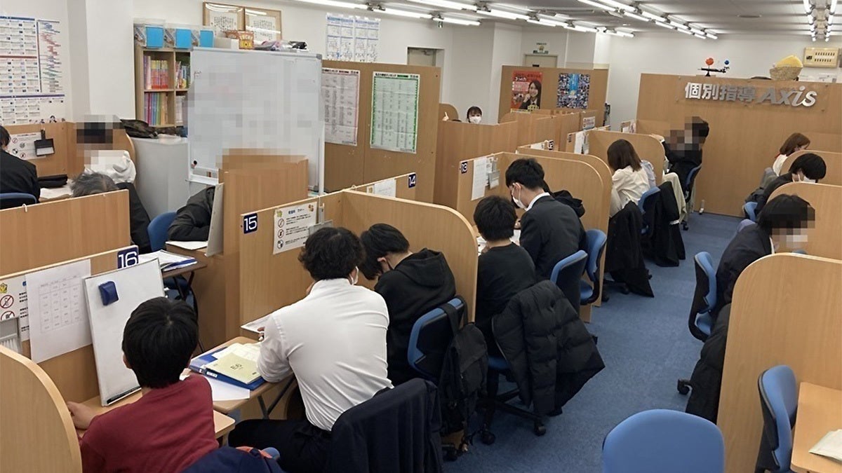 西調布校 調布の個別指導塾・学習塾のAxis西調布校の1対2個別指導の様子です！「解説」⇔「演習」によって、わかるだけでなく「自分で解く力」も身につきます！