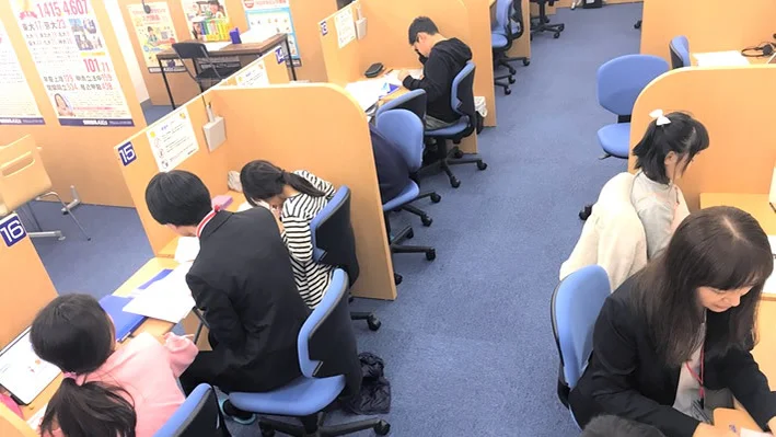 西調布校 小学生向けの少人数制ステップアップ講座の様子です！子どもが家で勉強するようになった！と保護者様からも好評いただいています。