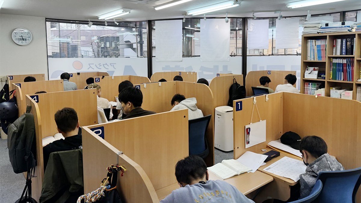 四つ木校 授業風景。理系、文系ともに専属の講師が担当します。