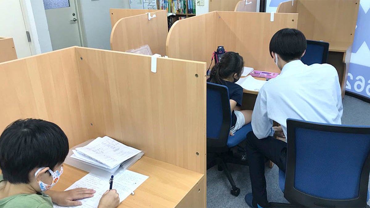 四つ木校 小学生の授業風景。アクシス独自教材によるステップアップ授業で多くの生徒の学力が伸びています。