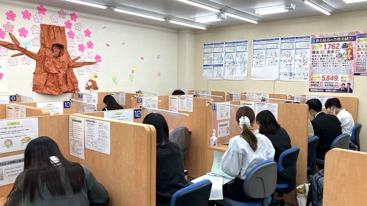 藍住校 アクシスでは，今日も「たのしく」「熱心な」授業が行われています