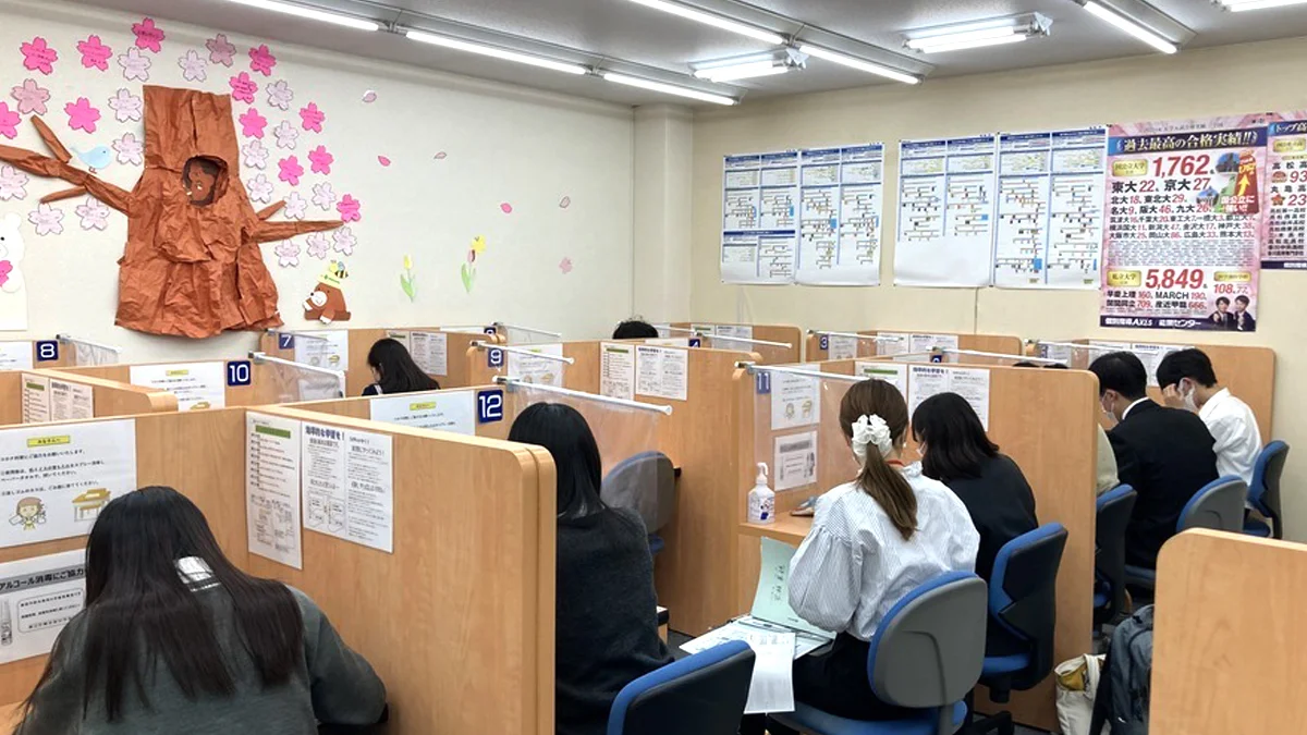 藍住校 アクシスでは，今日も「たのしく」「熱心な」授業が行われています