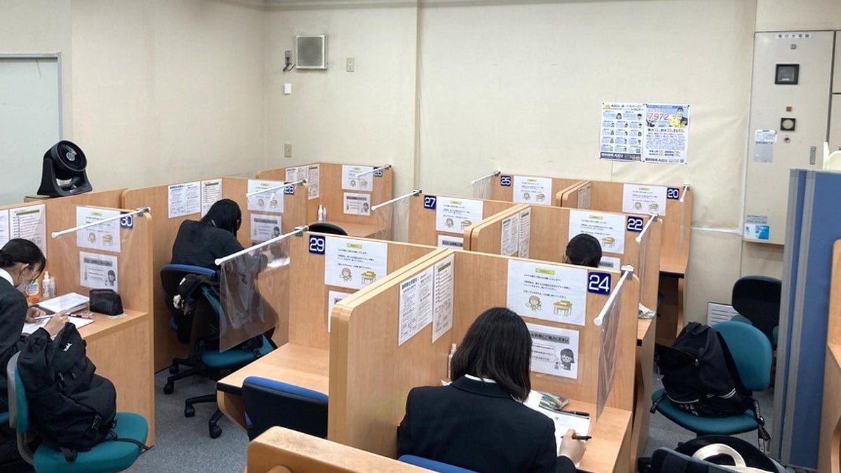 藍住校 教室兼自習室では，子どもたちが切磋琢磨，勉学に励んでいます。