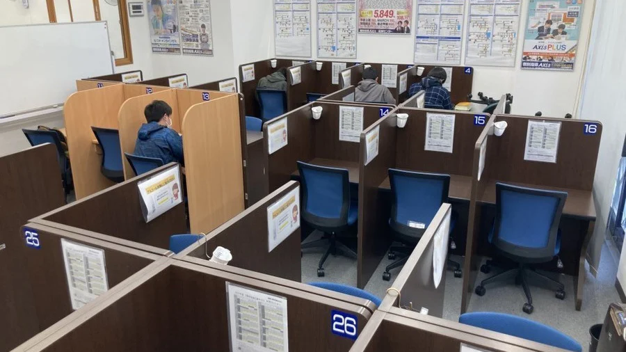 徳島駅前校 1人別自習室完備