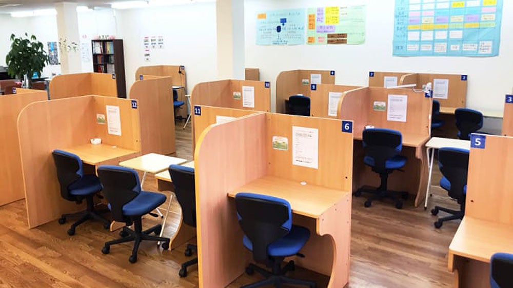 松茂校 広い教室でストレスフリーな授業環境